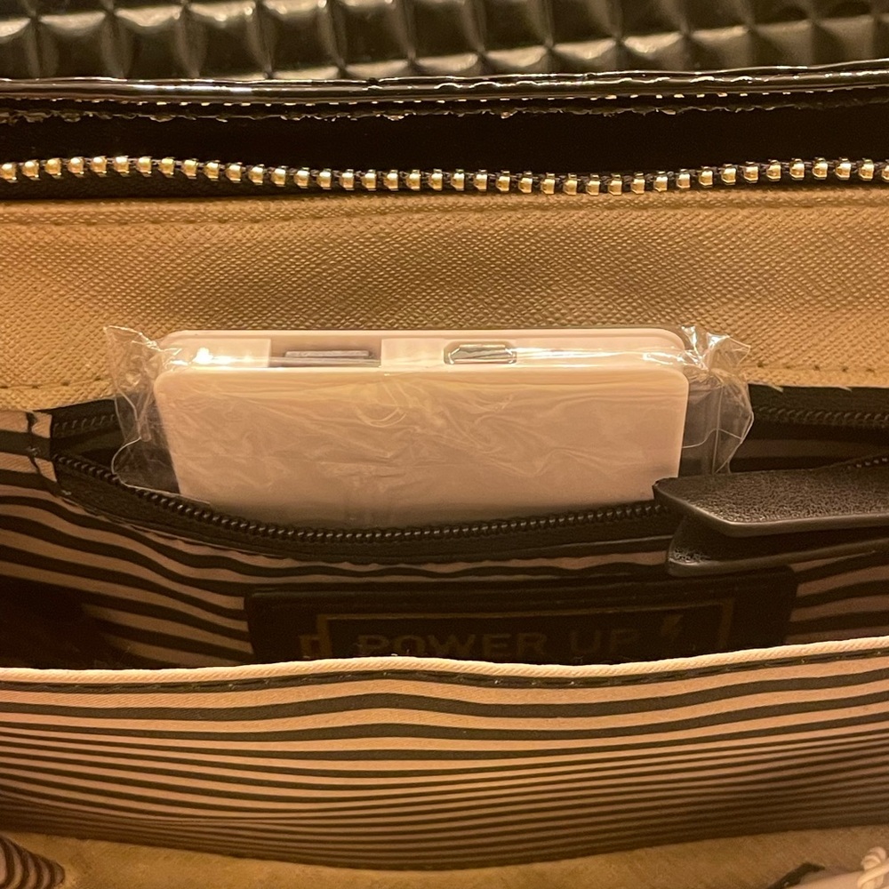 Gianni Bini NWT🖤 Charged up purse with Power Bank - Picture 8 of 17